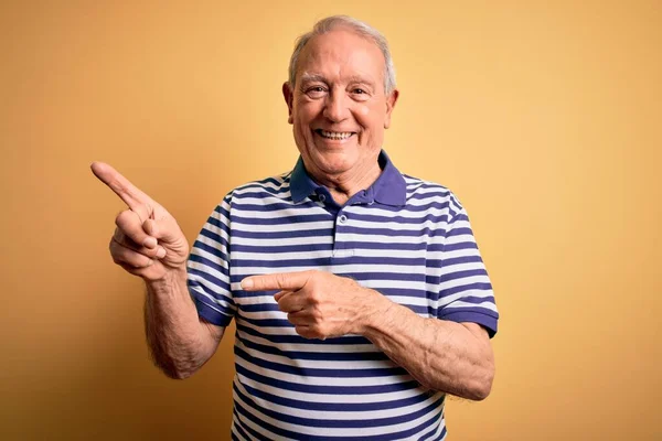 Grauhaariger Älterer Mann Lässigem Marinestreifem Shirt Steht Lächelnd Vor Gelbem — Stockfoto