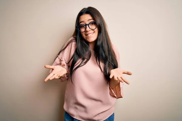 Joven Morena Elegante Mujer Con Gafas Sobre Fondo Aislado Expresión — Foto de Stock