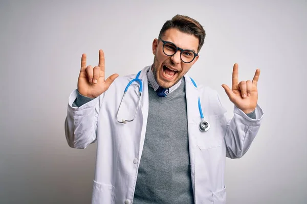 Joven Doctor Con Ojos Azules Usando Abrigo Médico Estetoscopio Sobre — Foto de Stock