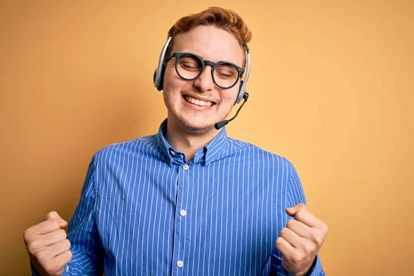 Jonge Knappe Roodharige Call Center Agent Man Met Een Bril — Stockfoto