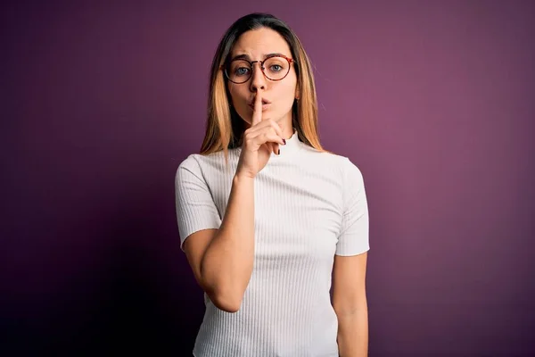 Young Beautiful Blonde Woman Blue Eyes Wearing Casual Shirt Purple — Stock Photo, Image