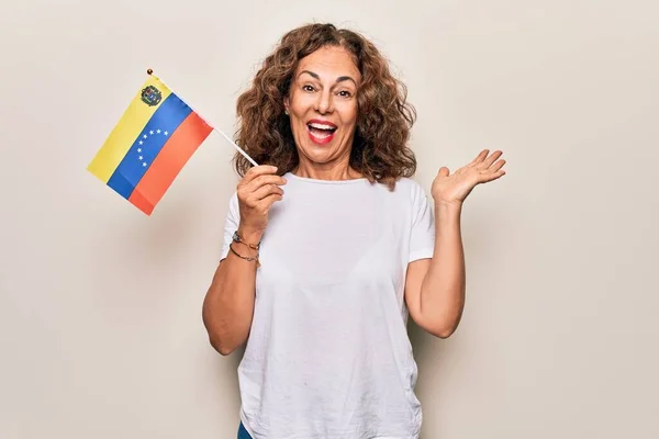 Středověk Krásný Turista Žena Drží Venezuelské Vlajky Nad Izolované Bílé — Stock fotografie