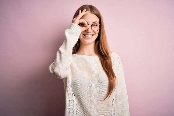 Jovem Mulher Ruiva Bonita Vestindo Camisola Casual Óculos Sobre Fundo — Fotografia de Stock