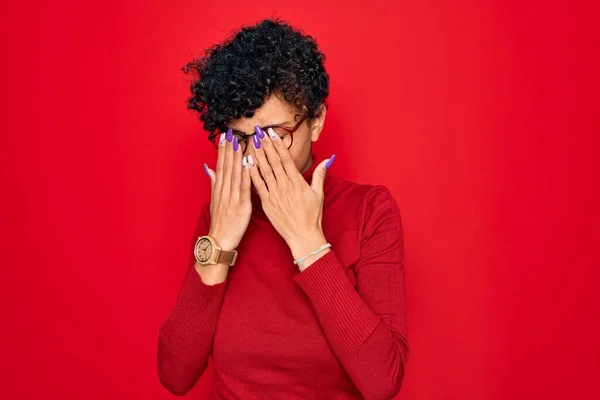 Fiatal Gyönyörű Afro Amerikai Garbó Pulcsiban Szemüvegben Dörzsöli Szemét Fáradtság — Stock Fotó