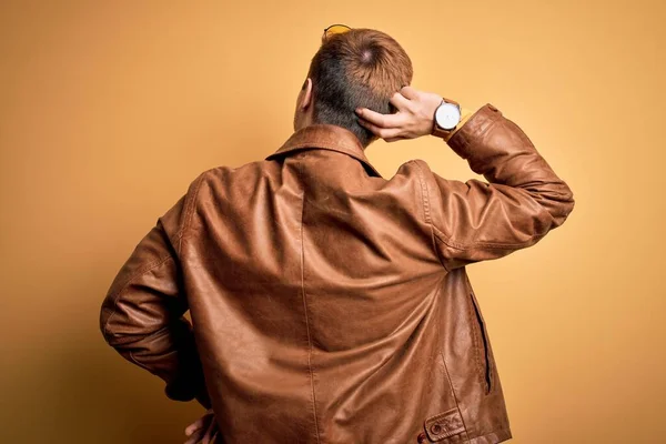 Jovem Bonito Ruiva Homem Vestindo Casual Jaqueta Couro Sobre Isolado — Fotografia de Stock