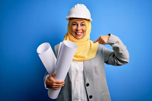 Medelålders Arkitekt Kvinna Bär Muslim Hijab Och Säkerhet Hjälm Hålla — Stockfoto