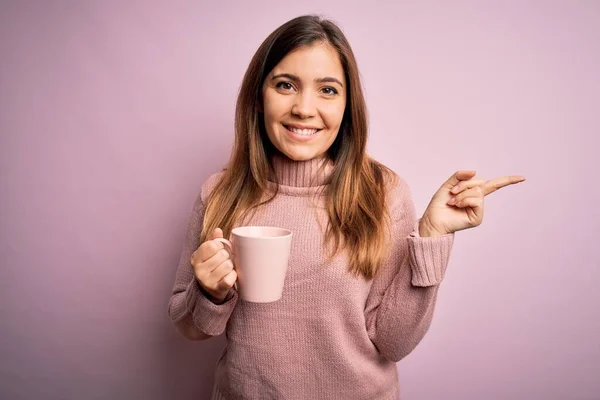 Joven Mujer Rubia Bebiendo Una Taza Café Sobre Fondo Rosa — Foto de Stock