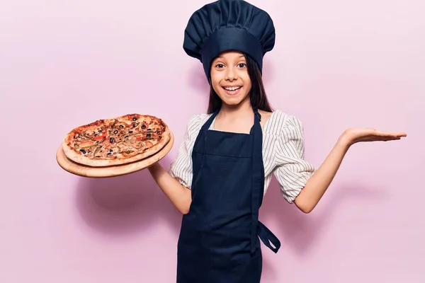Krásné Dítě Dívka Sobě Vařič Uniformu Držení Italské Pizzy Slaví — Stock fotografie