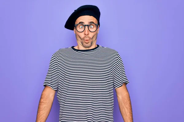 Hombre Guapo Con Ojos Azules Con Camiseta Rayas Boina Francesa — Foto de Stock