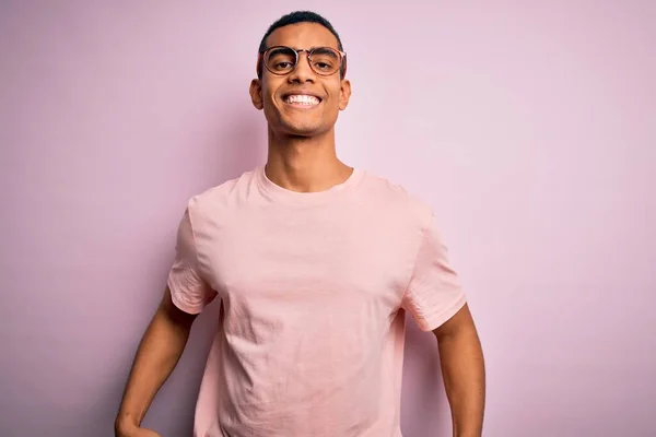 Jóképű Afro Amerikai Férfi Alkalmi Pólóban Szemüvegben Rózsaszín Háttér Felett — Stock Fotó