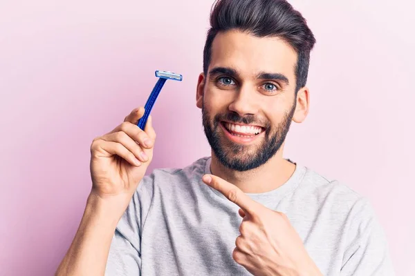 Joven Hombre Guapo Con Barba Sosteniendo Navaja Sonriendo Feliz Señalando — Foto de Stock