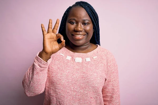 Afroamerikanische Size Frau Mit Zöpfen Trägt Lässigen Pullover Über Rosa — Stockfoto