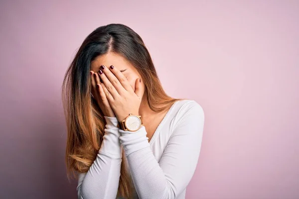 Giovane Bella Donna Bionda Con Gli Occhi Azzurri Che Indossa — Foto Stock