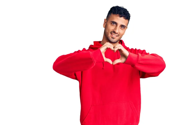 Jovem Hispânico Vestindo Roupas Casuais Sorrindo Amor Mostrando Símbolo Coração — Fotografia de Stock