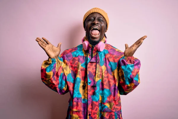 Giovane Uomo Afroamericano Bello Indossa Cappotto Colorato Cappuccio Sfondo Rosa — Foto Stock