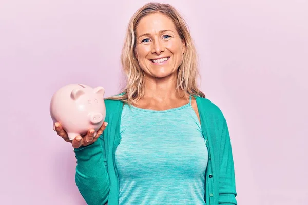 Medelålders Kaukasisk Blond Kvinna Håller Spargris Bank Ser Positiv Och — Stockfoto