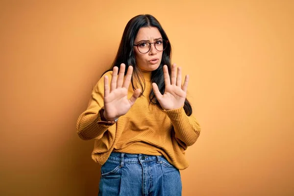 Jonge Brunette Vrouw Draagt Bril Casual Trui Gele Geïsoleerde Achtergrond — Stockfoto