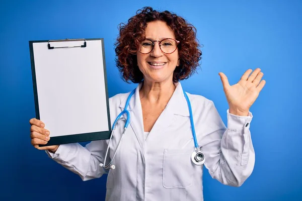 Médico Pelo Rizado Mediana Edad Mujer Con Abrigo Estetoscopio Sujetando — Foto de Stock