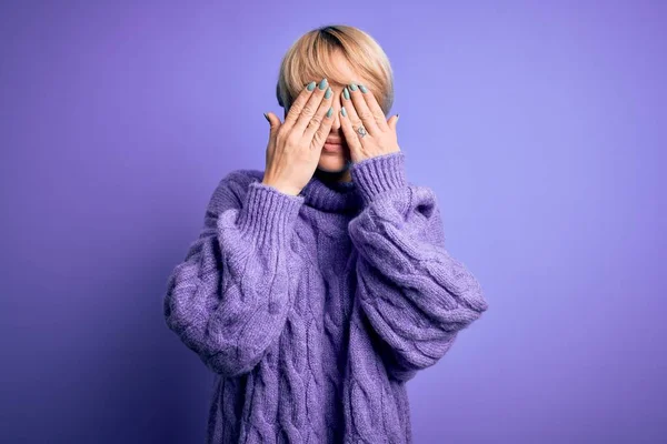 短い髪を身に着けている若いブロンドの女性疲労感や頭痛のための紫色の背景摩擦目上の冬のタートルネックセーター 眠いと疲れた表情 ビジョンの問題 — ストック写真