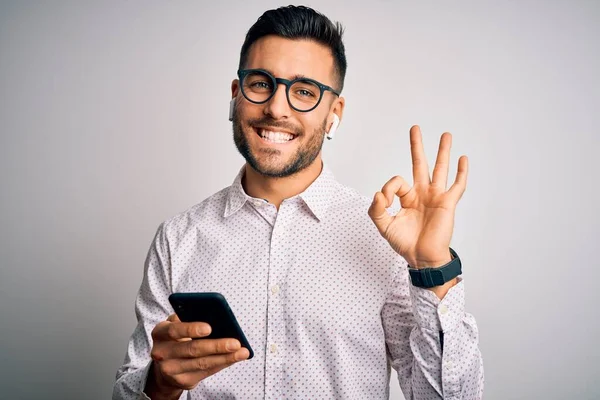 Νέος Όμορφος Άνδρας Φορώντας Γυαλιά Έχοντας Συνομιλία Χρησιμοποιώντας Smartphone Και — Φωτογραφία Αρχείου
