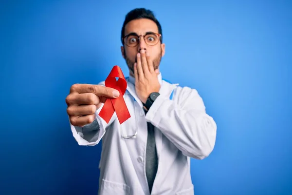 Jovem Médico Bonito Homem Com Barba Vestindo Estetoscópio Segurando Fita — Fotografia de Stock