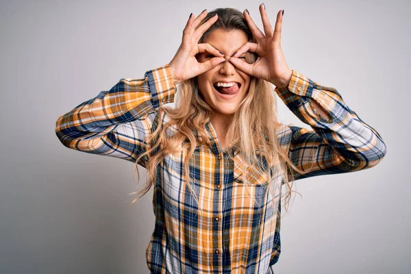 Mulher Loira Bonita Nova Vestindo Camisa Casual Sobre Fundo Branco — Fotografia de Stock