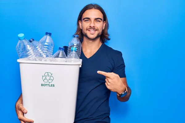 Jovem Homem Bonito Segurando Reciclar Cesta Lixo Com Garrafas Plástico — Fotografia de Stock