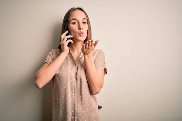 Ung Vacker Kvinna Som Pratar Smartphone Över Vit Bakgrund Tittar — Stockfoto
