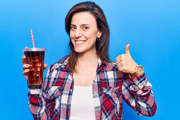 Jovem Mulher Bonita Beber Copo Bebida Cola Sorrindo Feliz Positivo — Fotografia de Stock