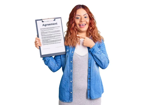 Jonge Latijnse Vrouw Met Klembord Met Overeenkomst Document Glimlachend Gelukkig — Stockfoto