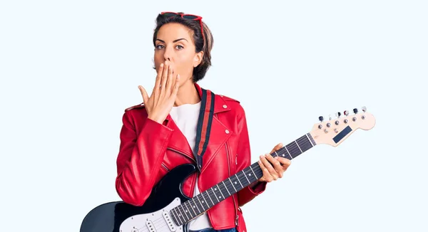 Jovem Mulher Bonita Tocando Guitarra Elétrica Cobrindo Boca Com Mão — Fotografia de Stock