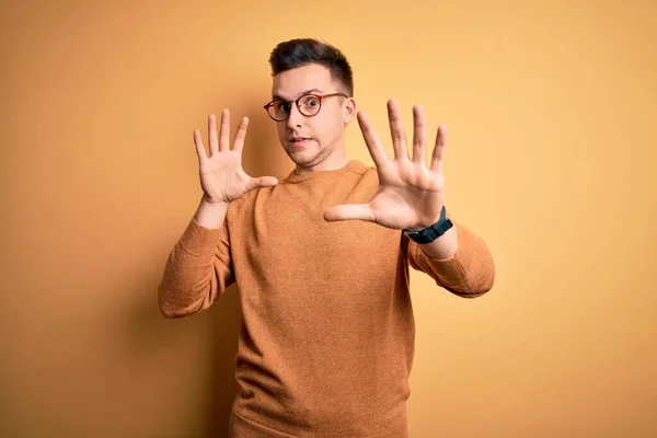 Junger Gutaussehender Kaukasischer Mann Mit Brille Und Lässigem Winterpullover Vor — Stockfoto