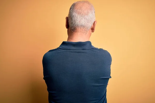 Middelbare Leeftijd Knappe Hamburger Man Dragen Casual Polo Bril Gele — Stockfoto