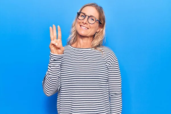 Mujer Rubia Caucásica Mediana Edad Con Suéter Rayas Casual Gafas —  Fotos de Stock