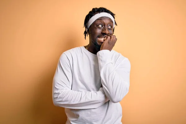 Joven Hombre Afroamericano Haciendo Deporte Usando Sportswer Sobre Aislado Fondo —  Fotos de Stock