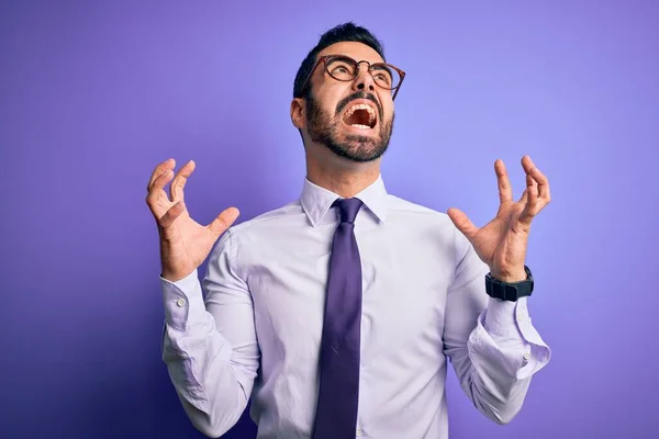 Bonito Empresário Com Barba Vestindo Gravata Casual Óculos Sobre Fundo — Fotografia de Stock