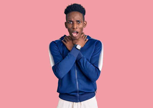 Ung Afrikansk Man Sportkläder Som Skriker Kvävs Smärtsam Strypning Hälsoproblem — Stockfoto