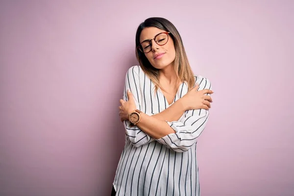 Jonge Mooie Vrouw Draagt Casual Gestreepte Shirt Bril Roze Achtergrond — Stockfoto