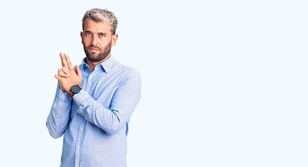 Jovem Homem Loiro Bonito Vestindo Camisa Elegante Segurando Arma Simbólica — Fotografia de Stock