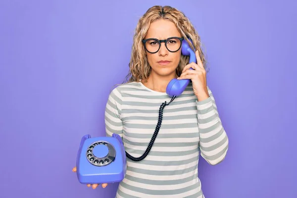 Молода Красива Блондинка Тримає Старовинний Телефон Над Ізольованим Фіолетовим Фоном — стокове фото