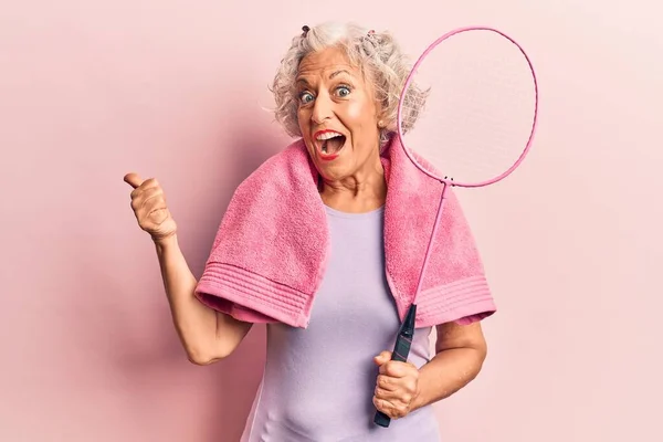 Havlu Giymiş Elinde Badminton Raketi Olan Yaşlı Gri Saçlı Bir — Stok fotoğraf