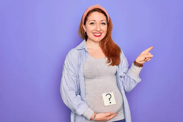 Jonge Mooie Roodharige Zwangere Vrouw Verwacht Baby Met Vraagteken Maag — Stockfoto