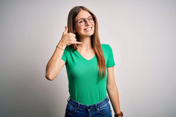 Joven Hermosa Pelirroja Vistiendo Casual Camiseta Verde Gafas Sobre Fondo —  Fotos de Stock