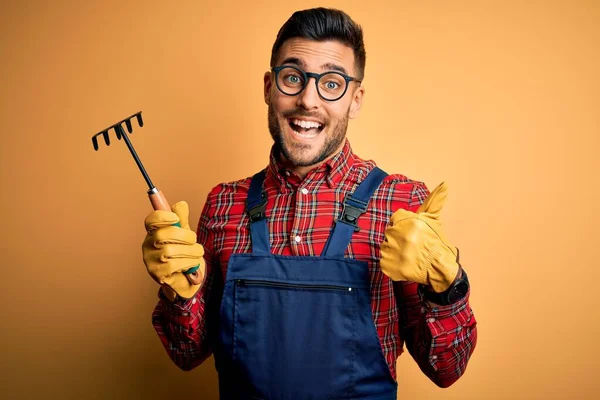 Homem Jovem Jardineiro Vestindo Avental Trabalho Usando Luvas Ferramenta Sobre — Fotografia de Stock