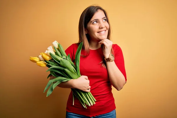 Jonge Blonde Vrouw Met Romantisch Boeket Van Tulpen Bloemen Gele — Stockfoto