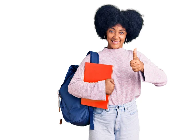 Jovem Afro Americana Vestindo Mochila Estudante Segurando Livro Sorrindo Feliz — Fotografia de Stock