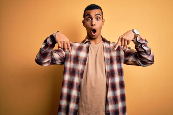 Giovane Bell Uomo Afro Americano Che Indossa Camicia Casual Piedi — Foto Stock