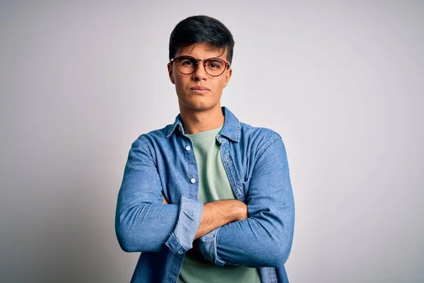 Mladý Pohledný Muž Neformální Košili Brýlích Přes Izolované Bílé Pozadí — Stock fotografie