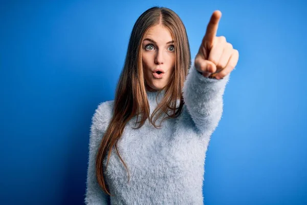 Jonge Mooie Roodharige Vrouw Draagt Casual Trui Geïsoleerde Blauwe Achtergrond — Stockfoto