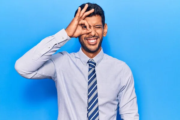 Jonge Latijn Man Draagt Zakelijke Kleding Lachend Gelukkig Doen Teken — Stockfoto